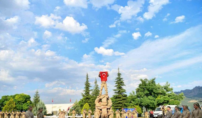 Bakan Göktaş, Tunceli’de Kıbrıs gazisiyle görüştü, jandarmanın kuruluş yıldönümüne katıldı