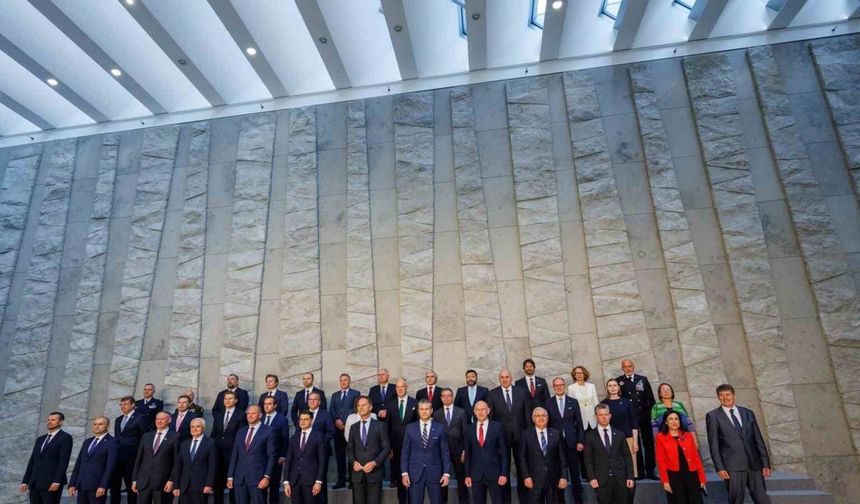 Bakan Güler, NATO Savunma Bakanları ile aile fotoğrafı çektirdi