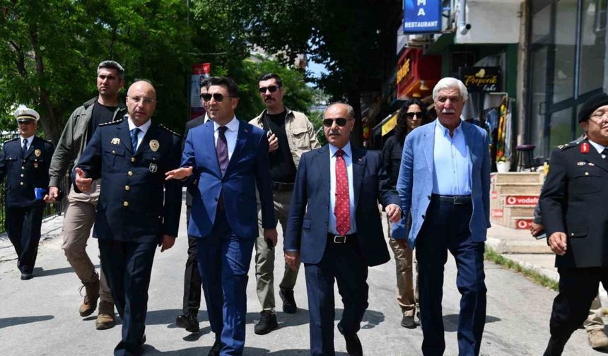 Bakan Yardımcısı Aktaş ve Vali Aygöl, vatandaşlarla bayramlaştı