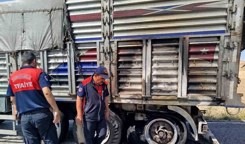 Balataları tutuşan tırın küle dönmesini itfaiye önledi