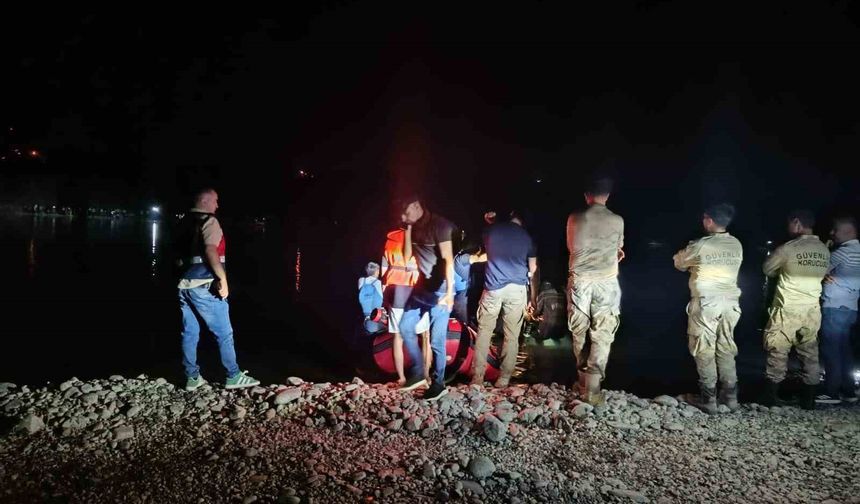 Balık tutmak için nehre giren şahıs akıntıya kapıldı, arama çalışması başlatıldı