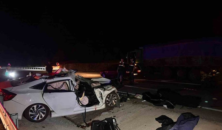 Balıkesir’de arefe günü kazayla başladı: Kamyona çarpan otomobilde 2 kişi hayatını kaybetti