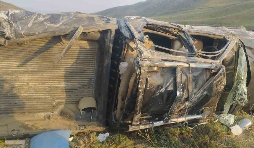Başkale’de kamyonet takla attı: 4 yaralı