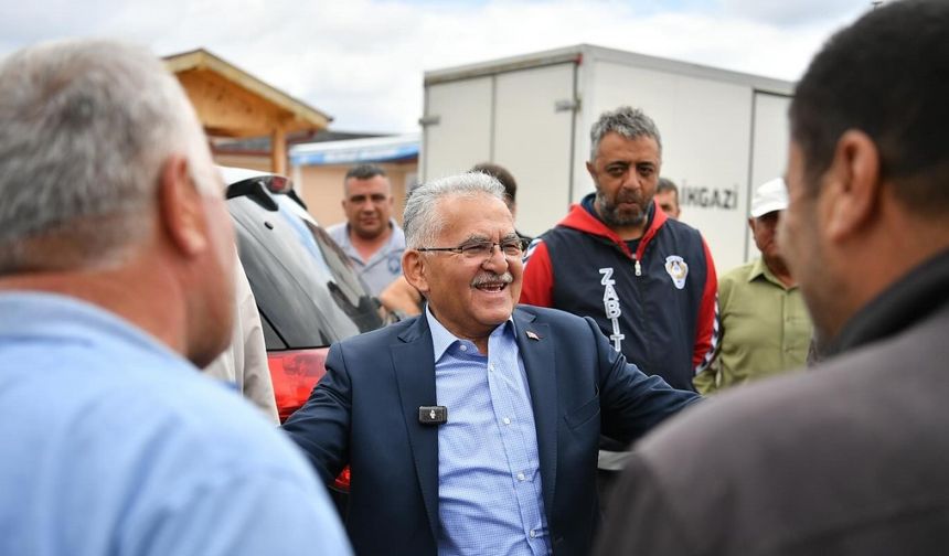Başkan Büyükkılıç’tan Mimarsinan Kurban Pazarı’nda sıkı pazarlık ve samimi buluşma
