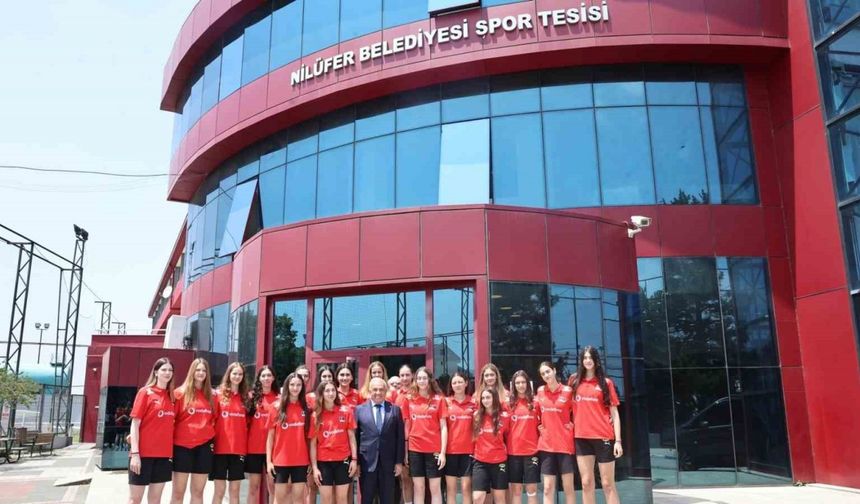 Başkan Şadi Özdemir’den genç voleybolculara motivasyon ziyareti
