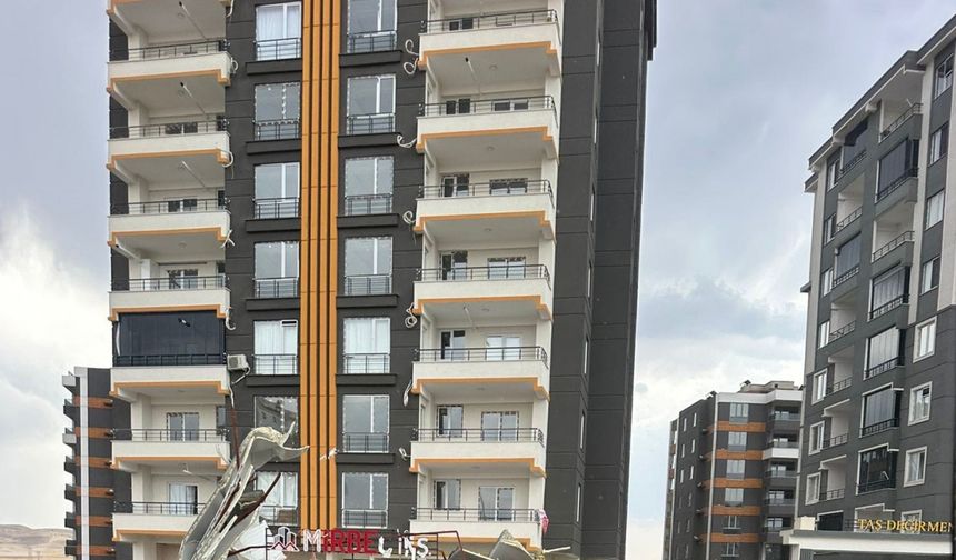Batman’da şiddetli rüzgar çatı panellerini uçurdu