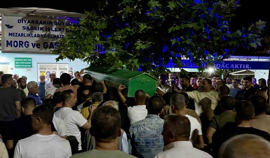 Batman’da trafik kazasında hayatını kaybedenlerden Fesih Barut Diyarbakır’da defnedildi