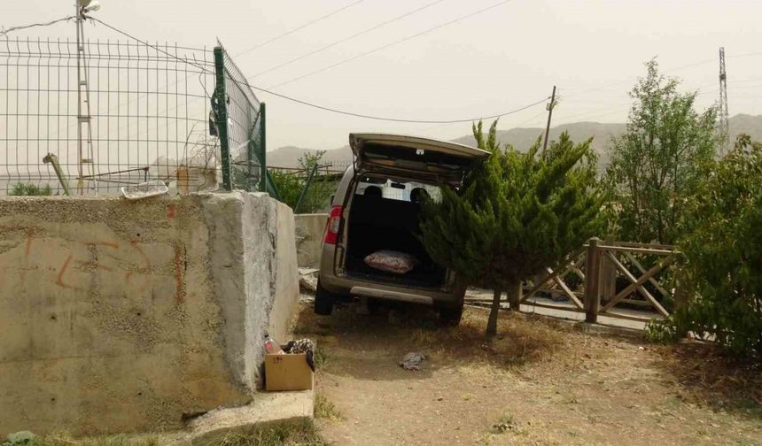 Batman’da virajı alamayan sürücü, mesire alanı duvarına çarptı: 3 yaralı