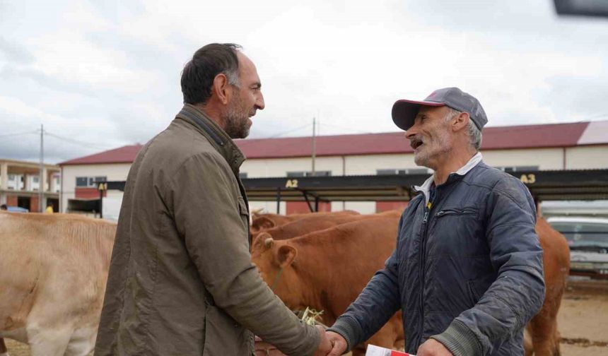 Bayburt’ta kurban pazarlığı renkli ve samimi görüntülere sahne oldu: Fiyatta orta yolu bulunca sarılıp kucaklaştılar