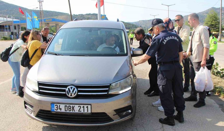 Bayram için yola çıkan sürücülere Amasya çöreği jesti