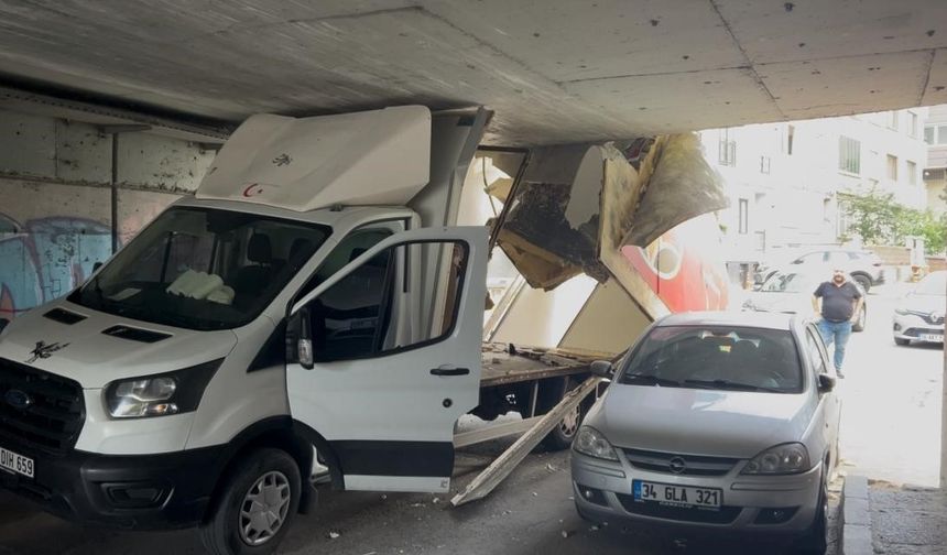 Bayrampaşa’da kamyonet alt geçide sıkıştı