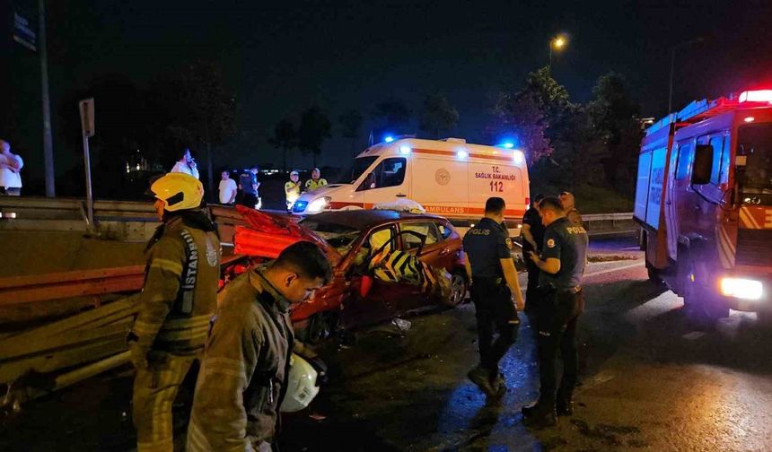 Bayrampaşa’da kontrolden çıkan otomobil bariyerlere saplandı