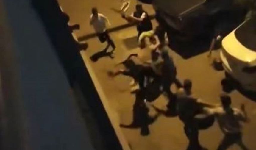 Bayrampaşa’da sandalyelerle birbirlerine öldüresiye saldırdılar: O anlar kamerada