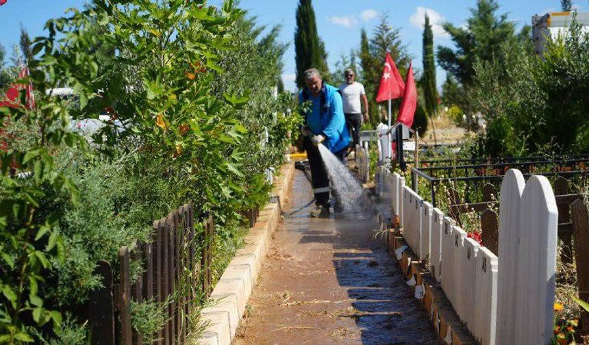 Belediyeden bayram öncesi mezarlıklarda temizlik çalışması