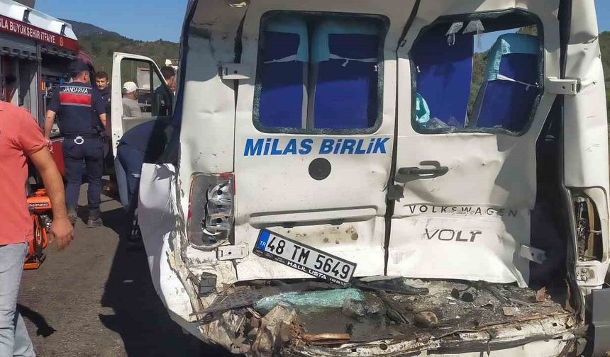 Beton mikseri dolmuşa çarptı: 1 ölü, 13 yaralı