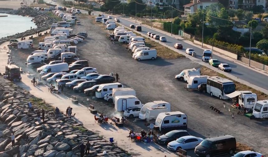 Beylikdüzü sahilde karavan kaosu dron ile görüntülendi