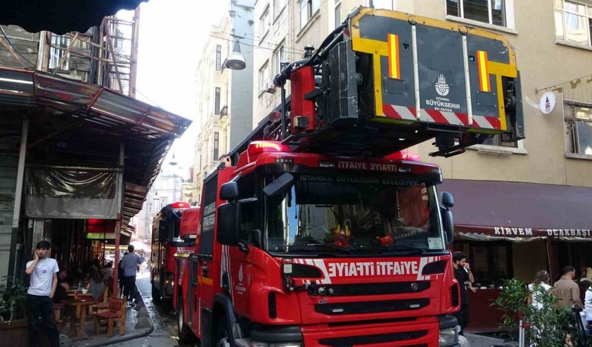 Beyoğlu’nda 7 katlı iş yerinde korkutan yangın