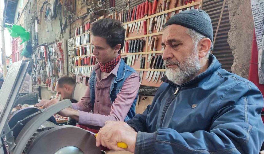 Bilenmeyen bıçak hem kurbana hem de kesene zarar veriyor