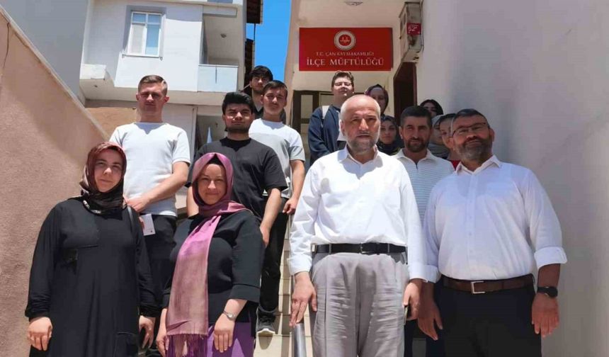 Bilgi yarışmasında başarılı olan öğrenciler ödüllendirildi