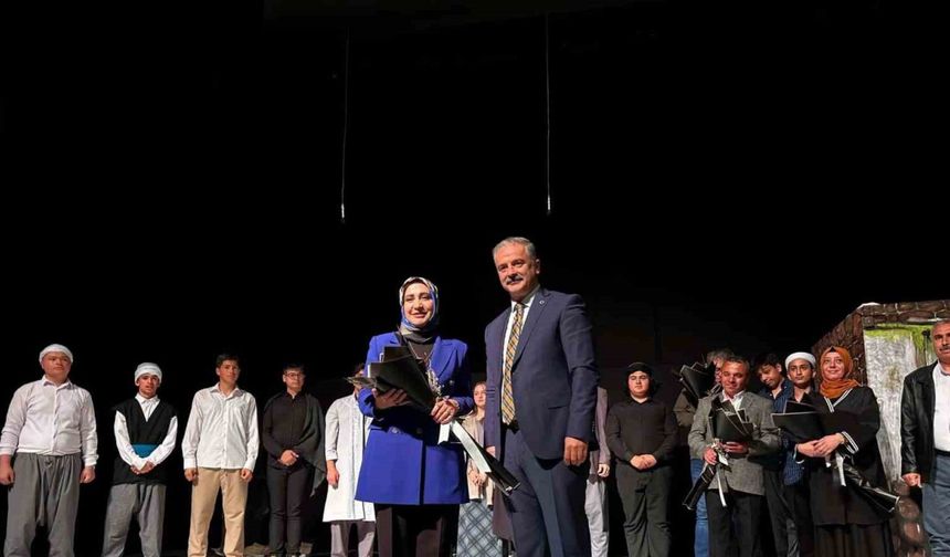 ’Bir Gönül Yolculuğu Yunus Emre’ oyunu izleyicilerden tam not aldı