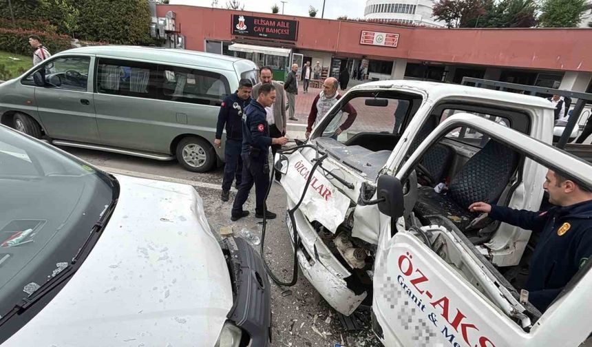 Bolu’da kafa kafaya çarpışan kamyonet ile hafif ticari araçtaki 3 kişi yaralandı