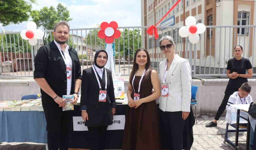 Bu kitabın 100 yazarı var
