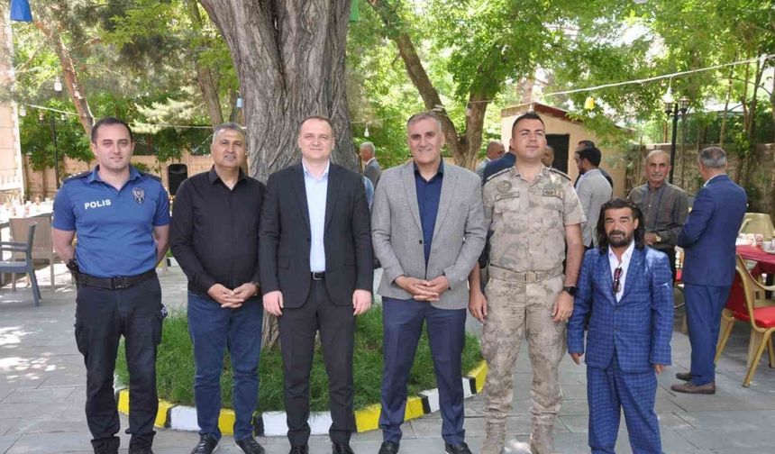 Bulanık’ta protokol halkla  bayramlaştı