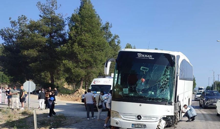 Burdur-Antalya yolunda refüje çıkan yolcu otobüsü direğe çarptı: 6 yaralı