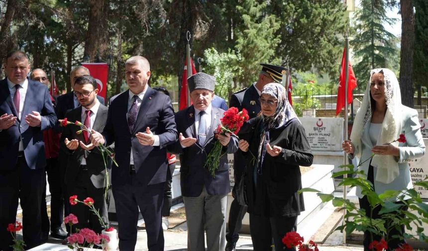 Burdur’da protokol şehitliği ziyaret etti
