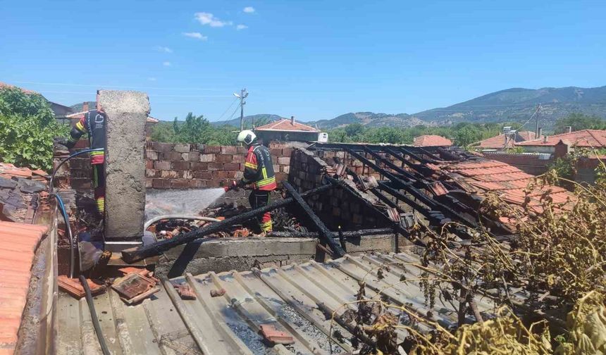Burhaniye’de odunlukta çıkan yangın eve sıçradı