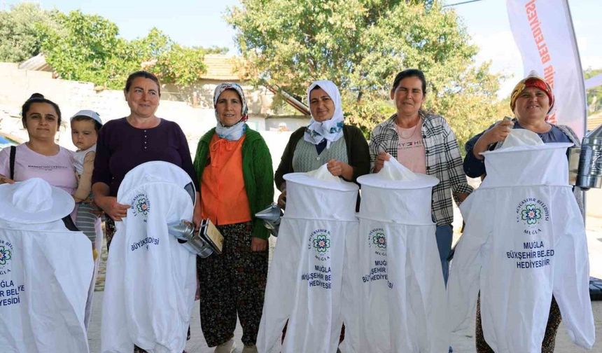 Büyükşehir ve Menteşe Belediyesi’nden arıcılara maske ve körük desteği