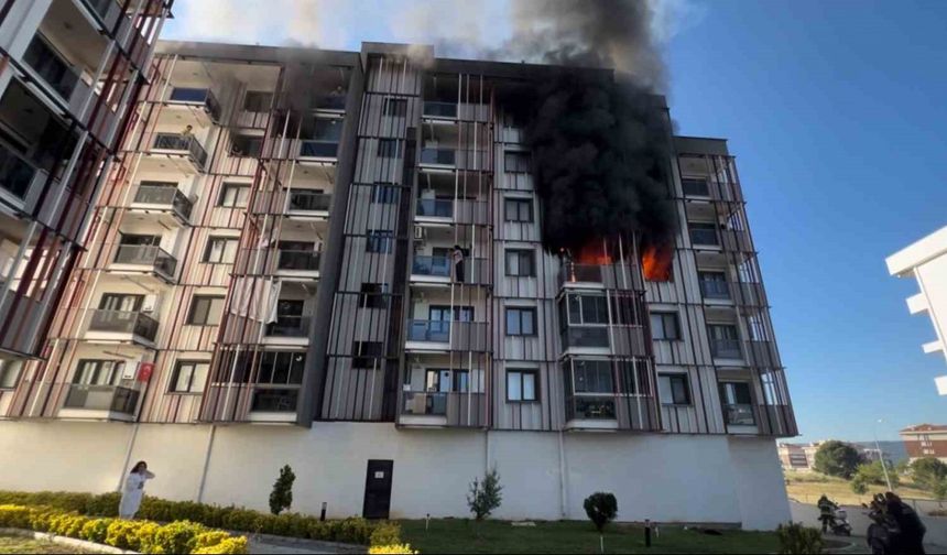 Çanakkale’de bir sitede çıkan yangında 10 kişi dumandan etkilendi