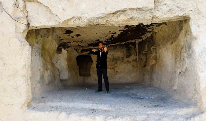 Çemişgezek’in tarihi İn Deliklerinde keman resitali