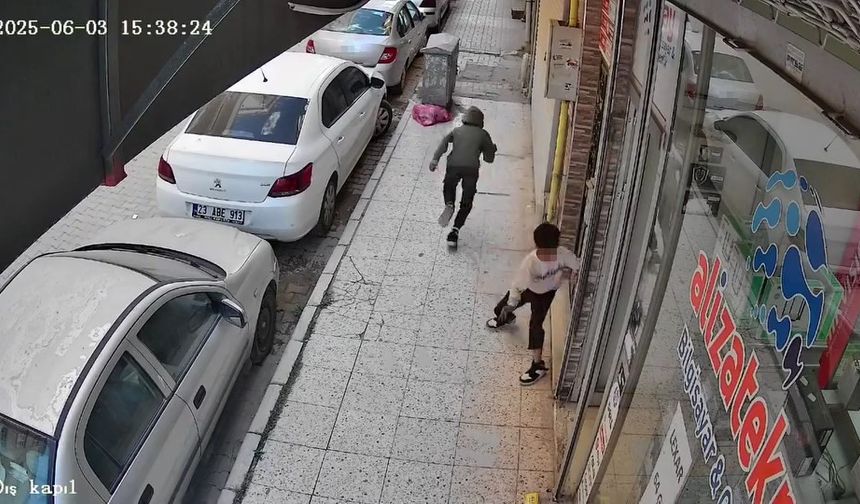 Çocukların tehlikeli oyunu kamerada: İş yerine torpil atıp kaçtılar
