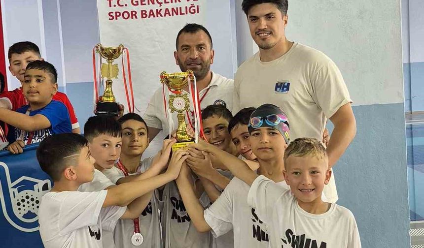 Çorum’da düzenlenen yüzme yarışında minik sporcular kıyasıya yarıştı