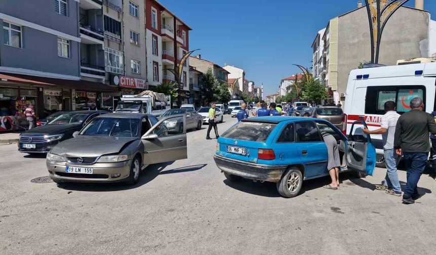 Çorum’da iki otomobil çarpıştı: 3 yaralı