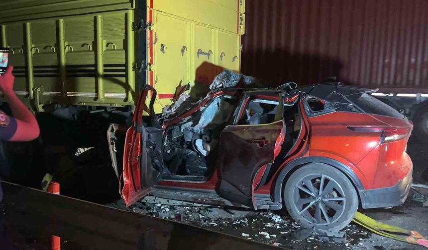 D-650’de cip, kamyona ok gibi saplandı: 1 ölü