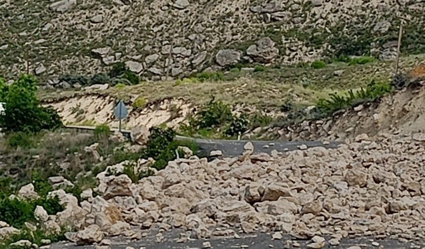 Darende’de heyelan riski nedeniyle yol ulaşıma kapatıldı