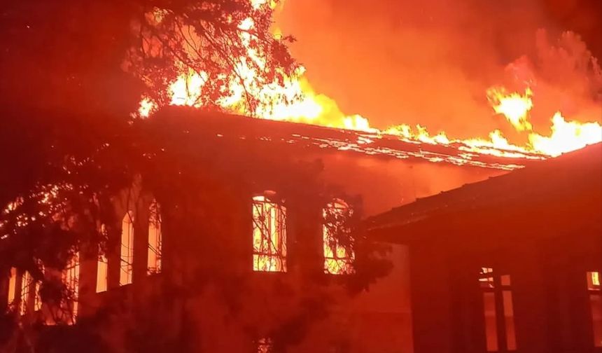 Denizli’de Cumhuriyet’in ilk yıllarından kalma ilkokul kül oldu