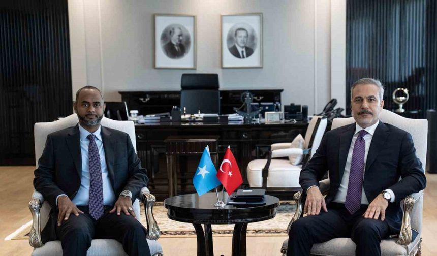 Dışişleri Bakanı Fidan, Somali Limanlar ve Deniz Ulaştırma Bakanı Nur ile görüştü
