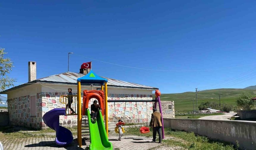 Diyadin’de köy halkı deprem riski nedeniyle kapatılan okulunu geri istiyor