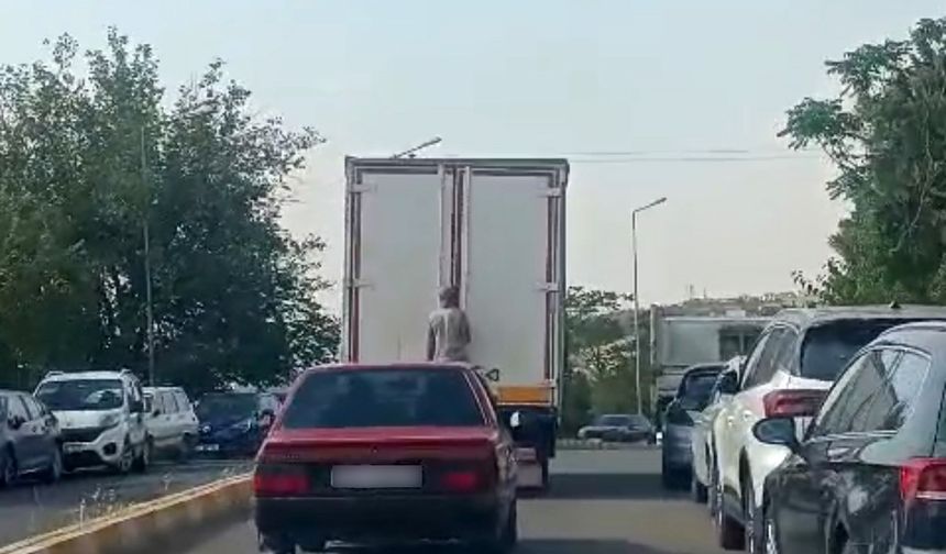 Diyarbakır’da kamyonetin arkasına tutunan şahsın tehlikeli yolculuğu kamerada