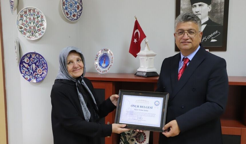 DPÜ Rektörü Kızıltoprak’tan, 72 yaşındaki MYO Mezunu Selma Şahin’e onur belgesi