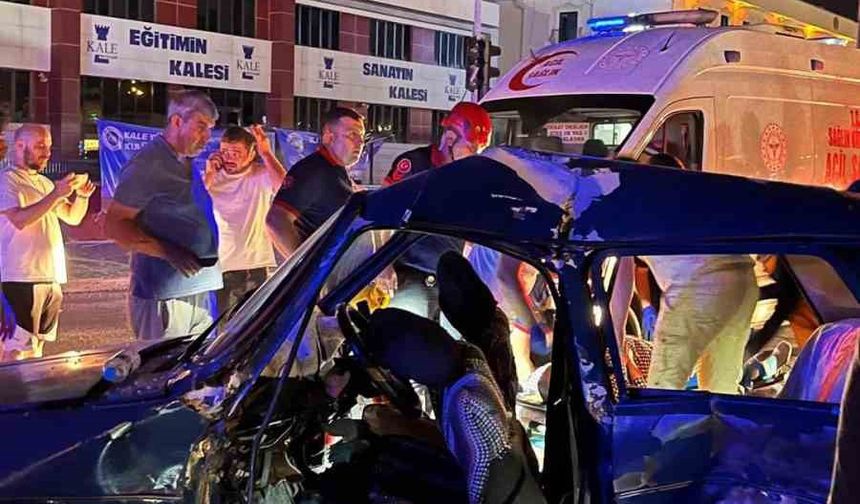 Duble yolda iki otomobil çarpıştı: 5 yaralı