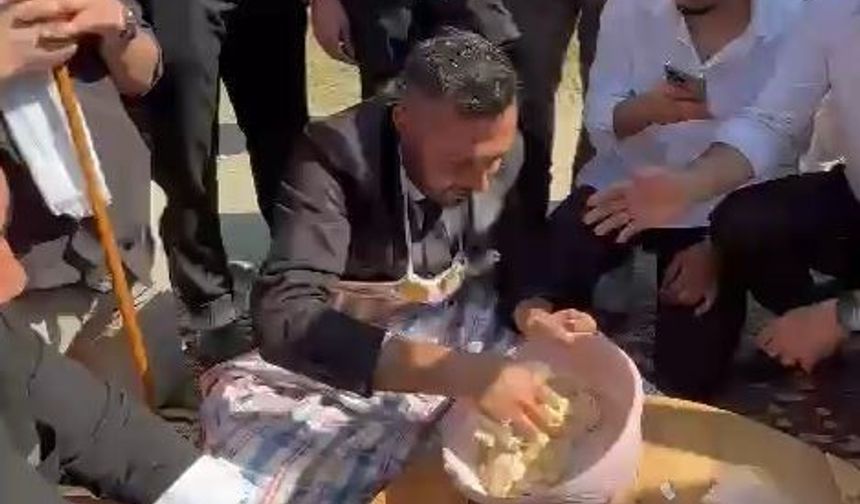 Düğün konvoyunda damada hamur yoğurttular
