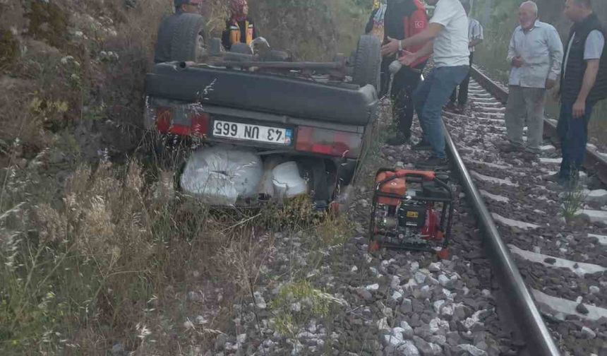 Dursunbey’de otomobil şarampolden tren yoluna uçtu