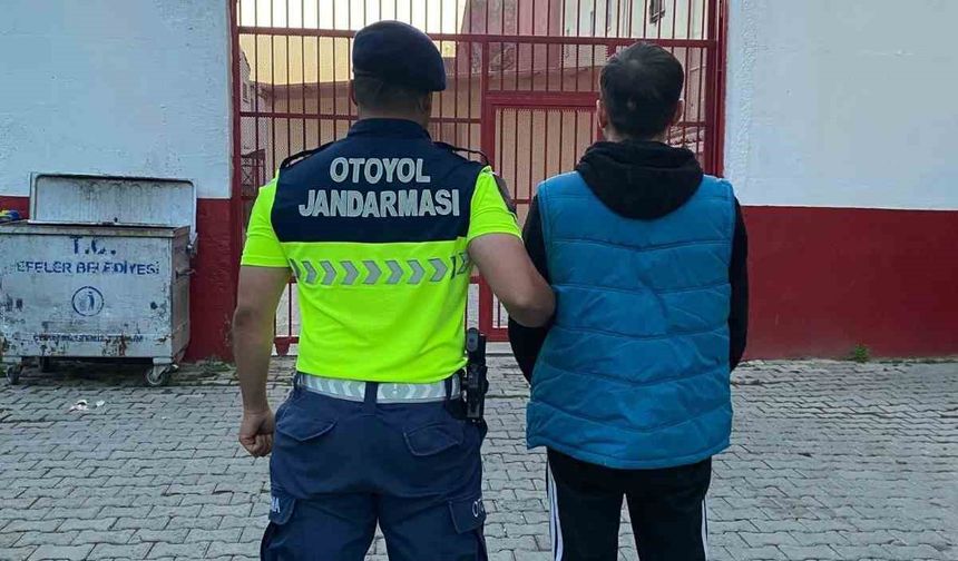 Düzensiz göçmenlerin arasına gizlenen şahıs suç makinesi çıktı