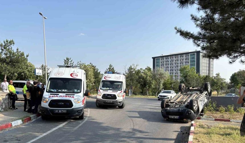 Edirne’de iki otomobil çarpıştı, biri takla attı: 2 sürücü yaralandı