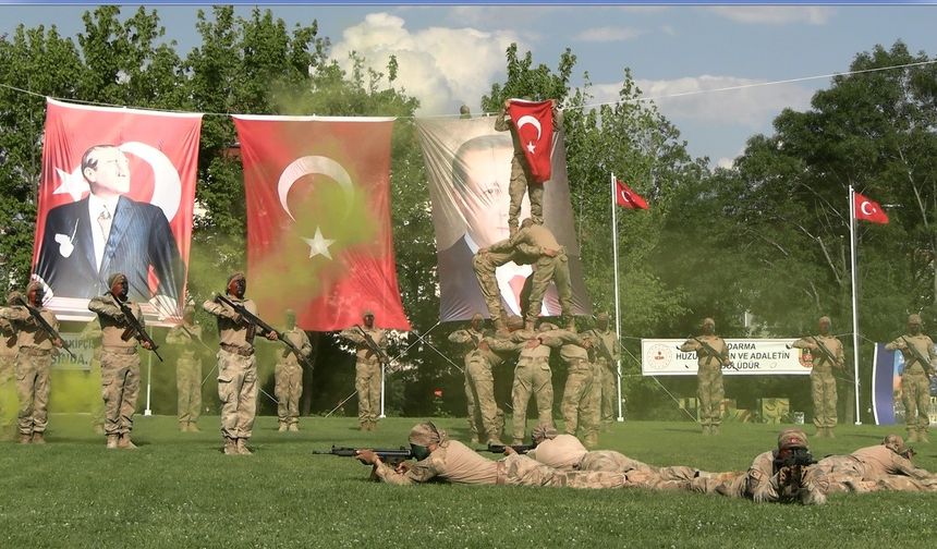 Edirne’de jandarma komandolardan nefes kesen gösteri: ’Güçlüyüz, Cesuruz, Hazırız’