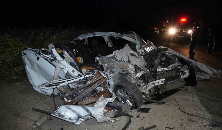 Edirne’de kaza: Tıra çarptıktan sonra hurdaya dönen otomobilin sürücüsü ağır yaralandı